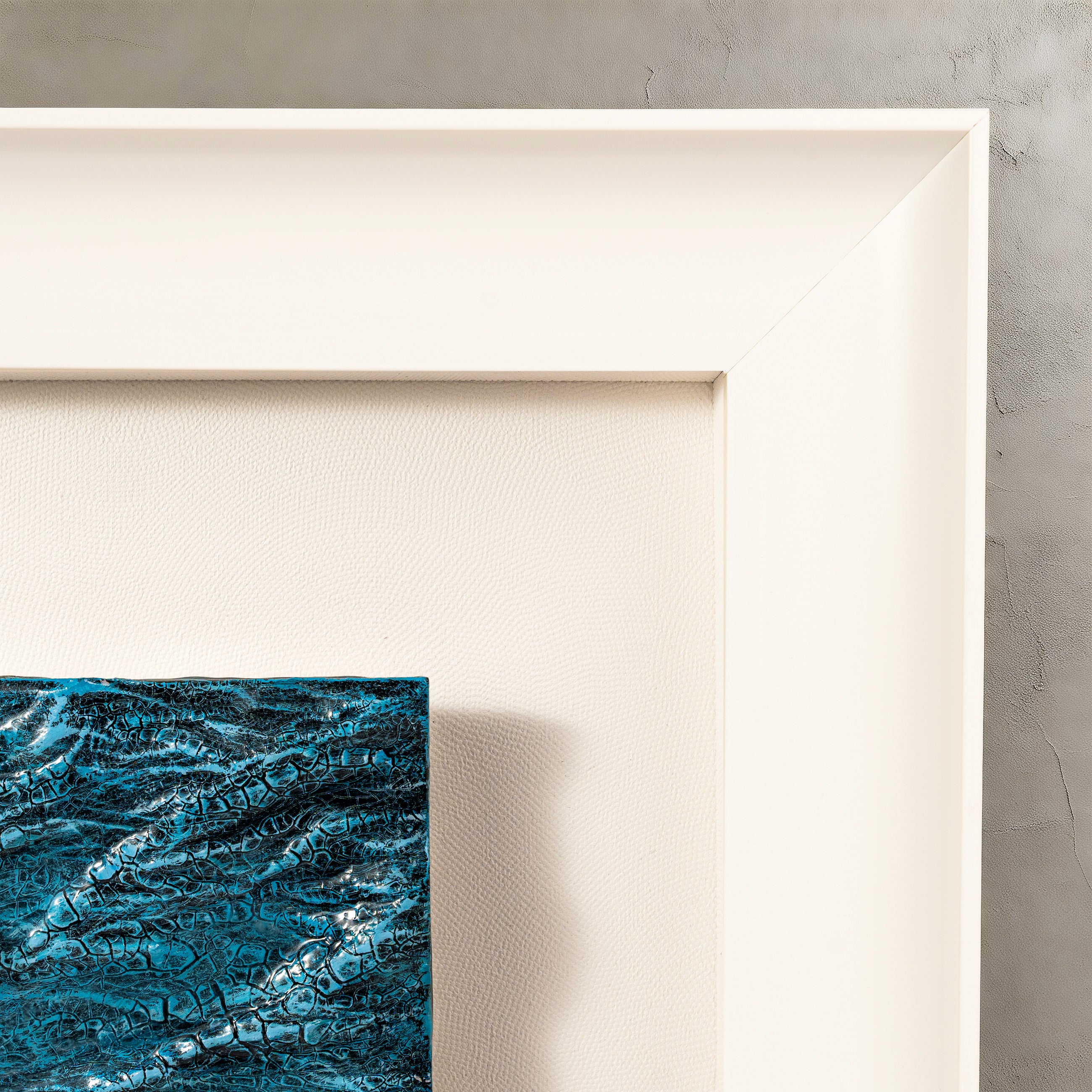 Corner detail of Pelagic — Mineral Texture · Aura Frame, showing the placed crackle fissures worked by hand into the wave relief, each formed through the natural curing behavior of the mineral pigment and unrepeatable across pieces.